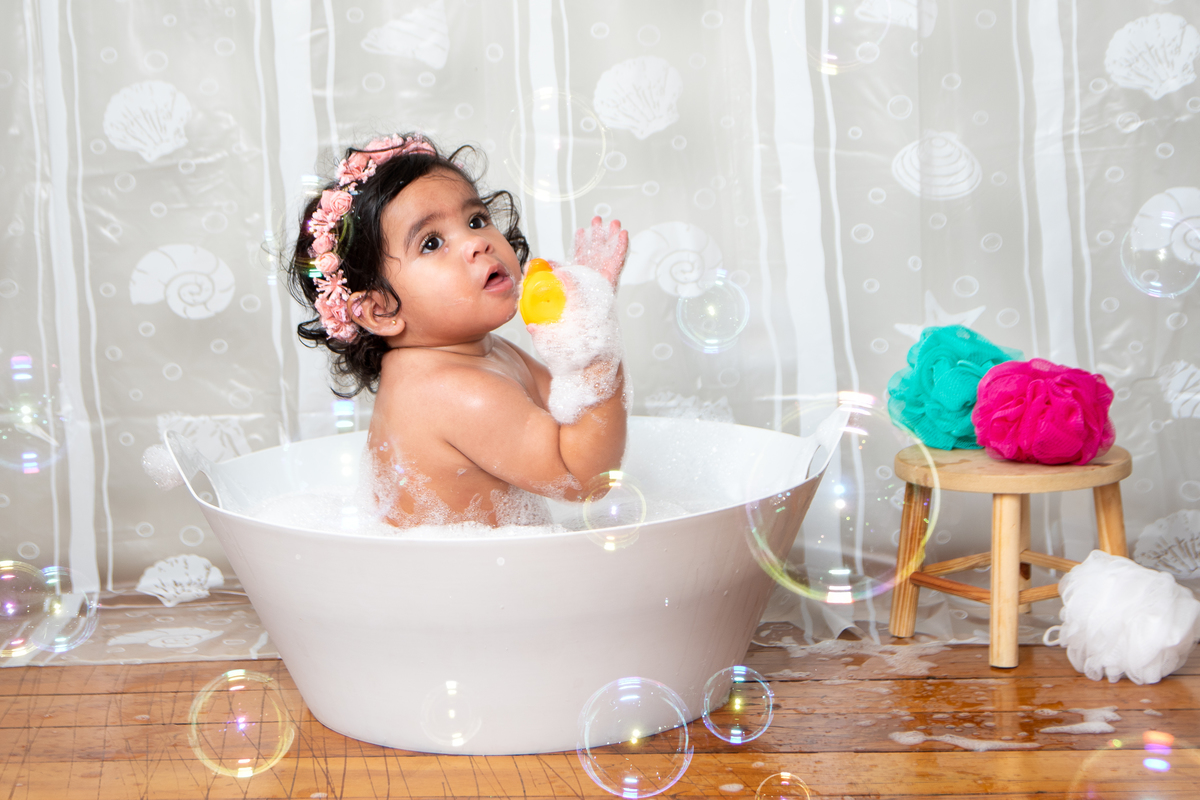 Hora do banho de espuma, com bolinhas de sabão, para um charme a mais