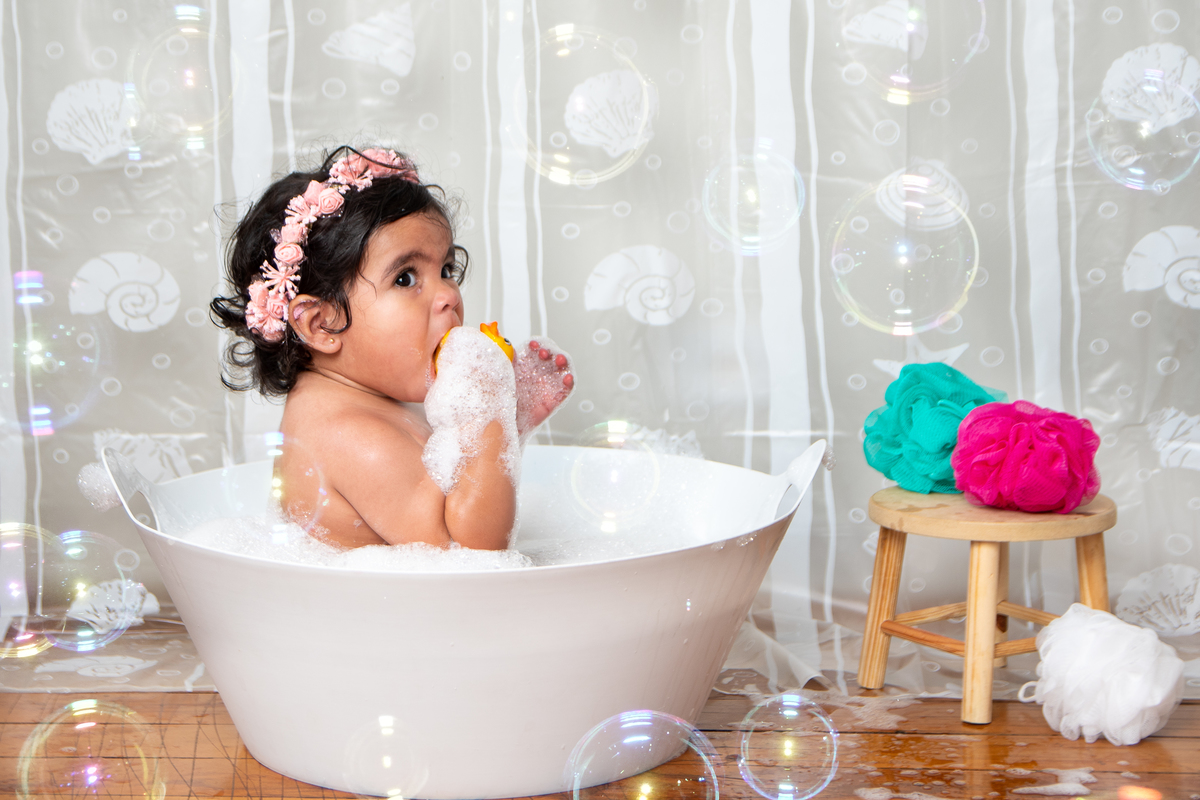 Hora do banho de espuma, com bolinhas de sabão, para um charme a mais