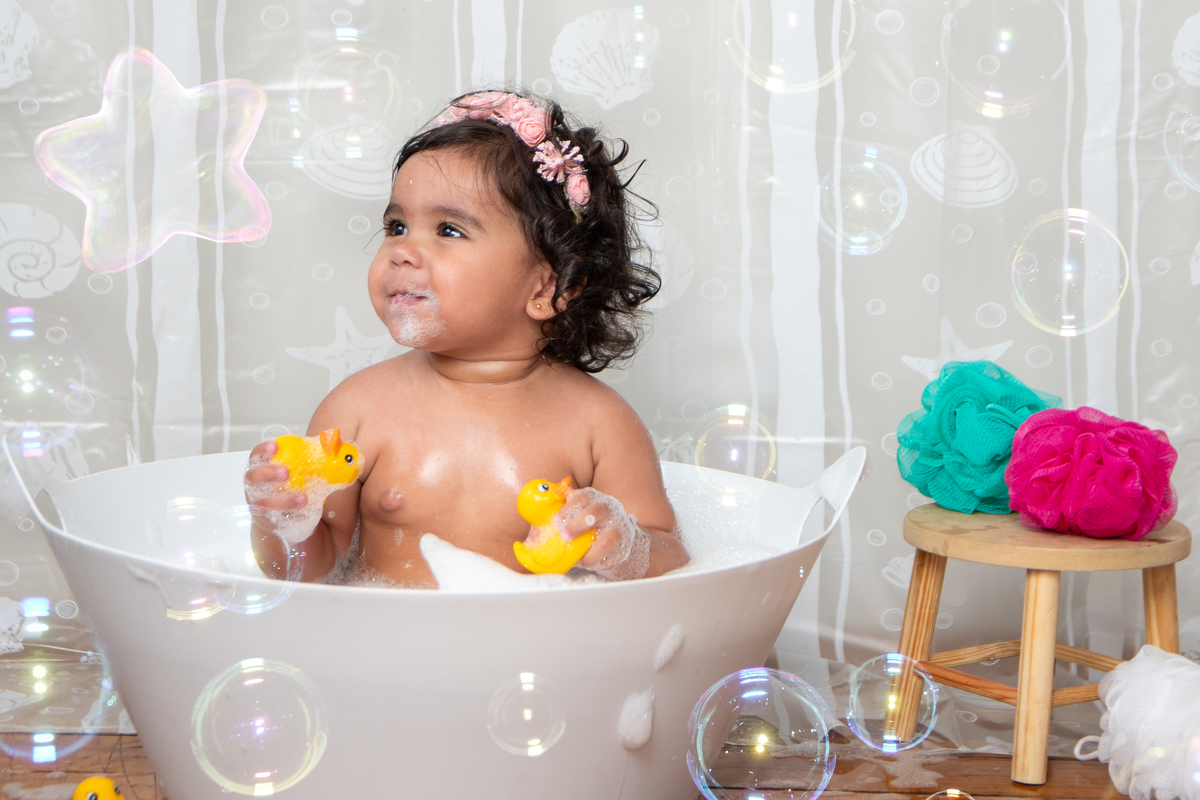 Hora do banho de espuma, com bolinhas de sabão, para um charme a mais