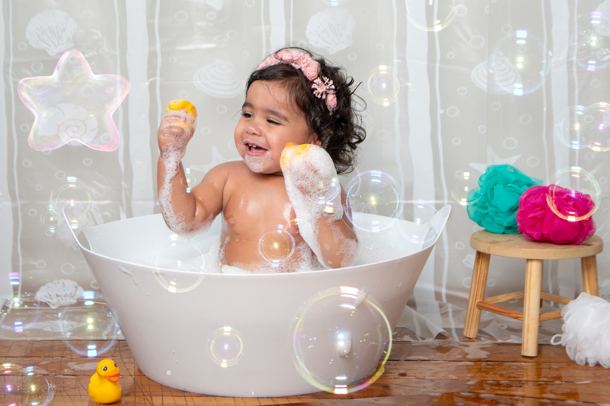 Hora do banho de espuma, com bolinhas de sabão, para um charme a mais