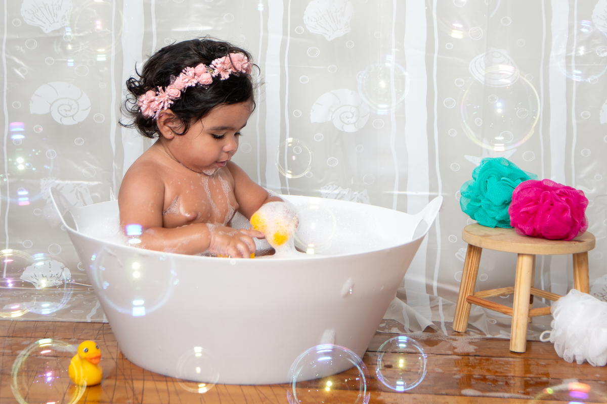 Hora do banho de espuma, com bolinhas de sabão, para um charme a mais