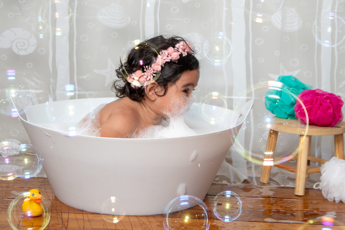 Hora do banho de espuma, com bolinhas de sabão, para um charme a mais