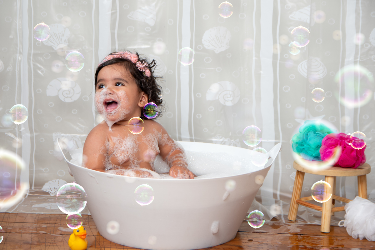 Hora do banho de espuma, com bolinhas de sabão, para um charme a mais