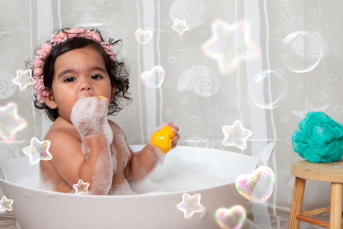 Hora do banho de espuma, com bolinhas de sabão, para um charme a mais
