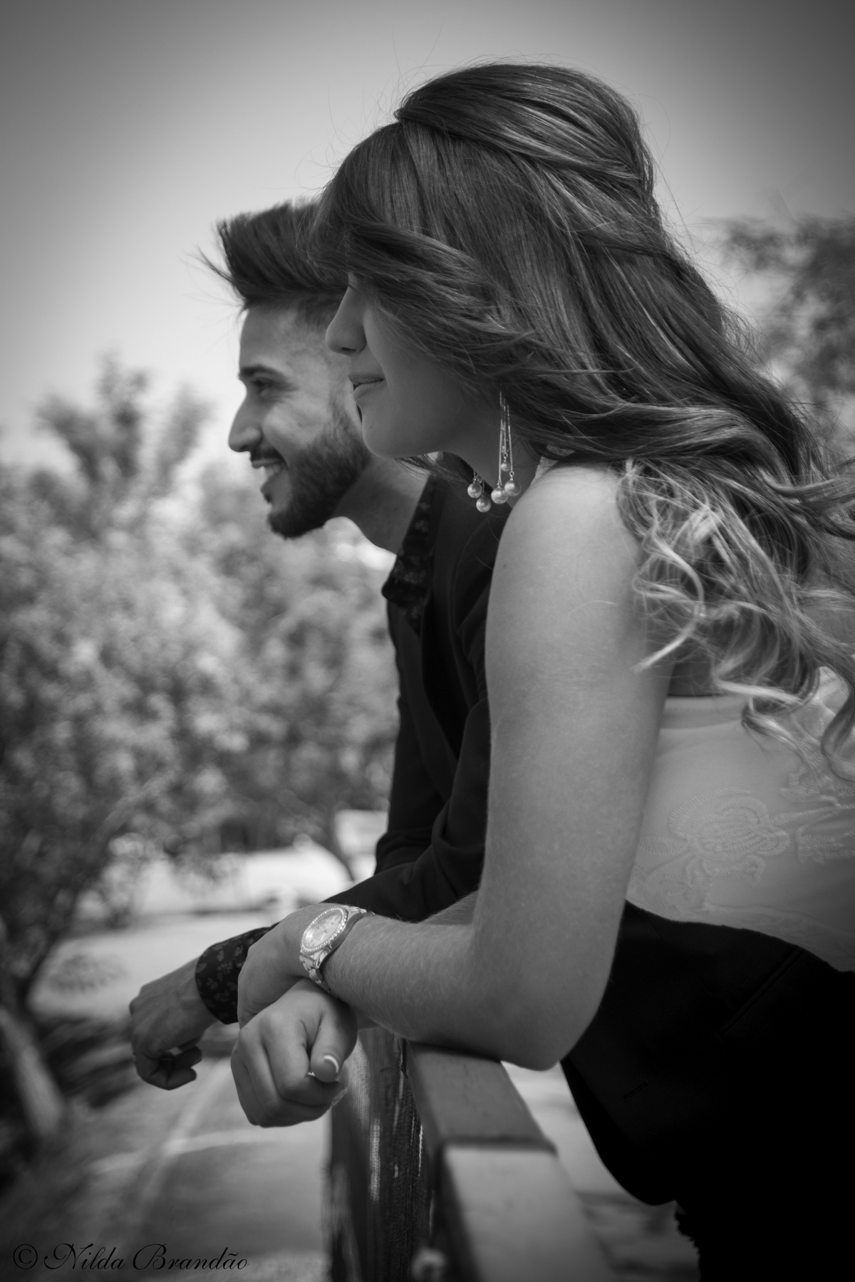 Casal lado a lado em ponte