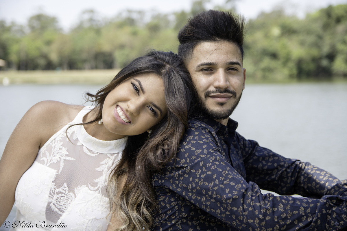 Ensaio de casal ao ar livre em parque de Mogi das Cruzes