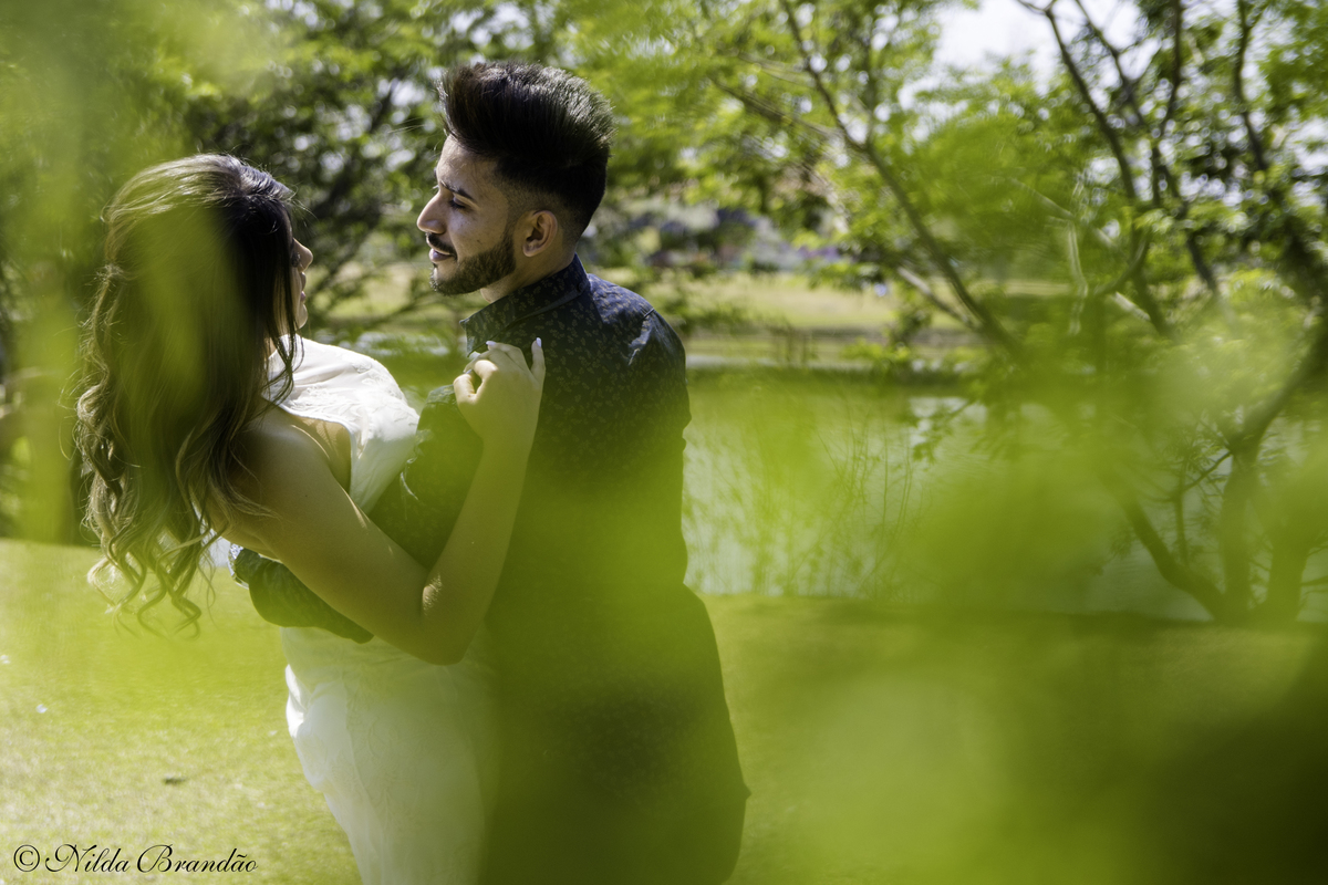 As folhas de uma arvore são testemunhas do amor desse lindo casal em parque de Mogi das Cruzes