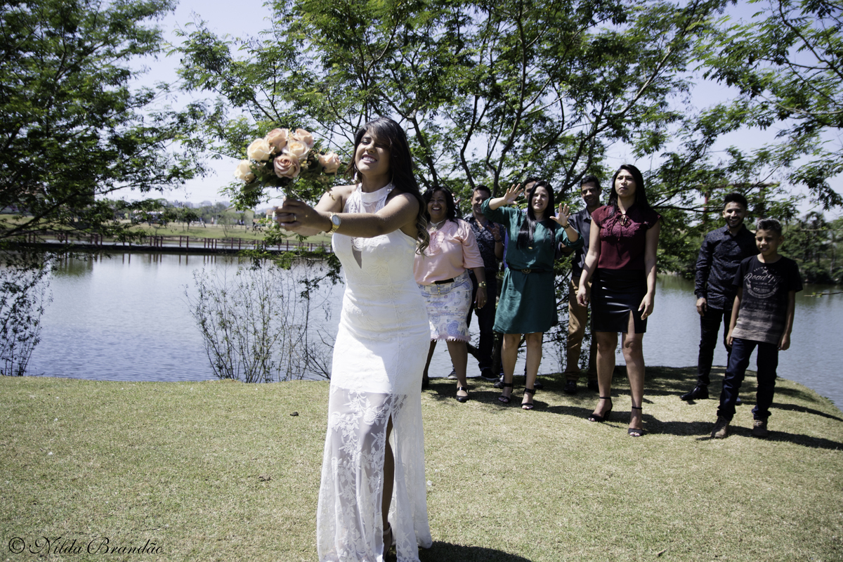 Jogando o buquê. Ensaio casal ao ar livre em parque de Mogi das Cruzes. 