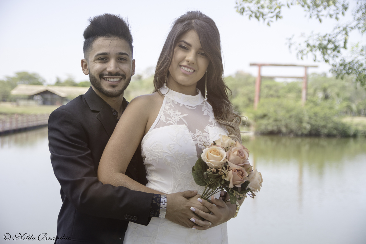 Ensaio casal ao ar livre em parque de Mogi das Cruzes. 