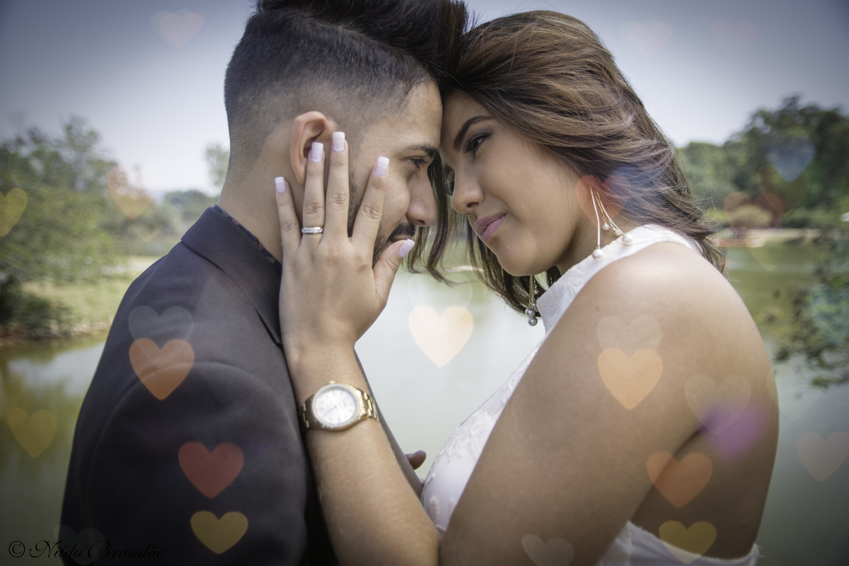 Ensaio casal ao ar livre em parque de Mogi das Cruzes. 