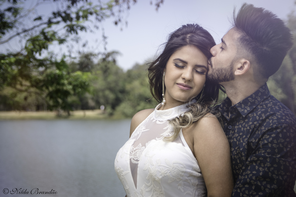 Beijo na testa, linda cena ao ar livre nesse ensaio de casal