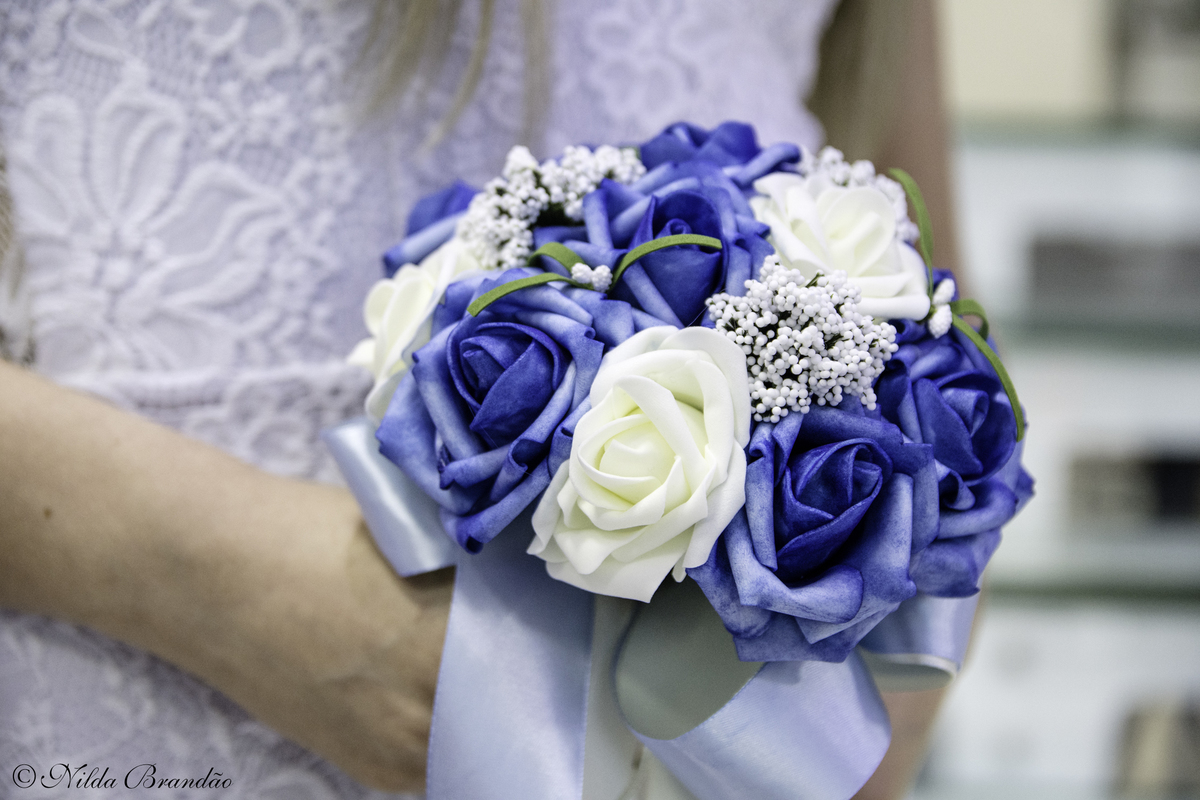 Detalhe do buquê da noiva, branco e azul
