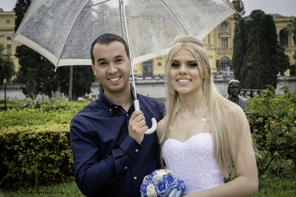 Ensaio de casal na chuva, parque da independencia SP