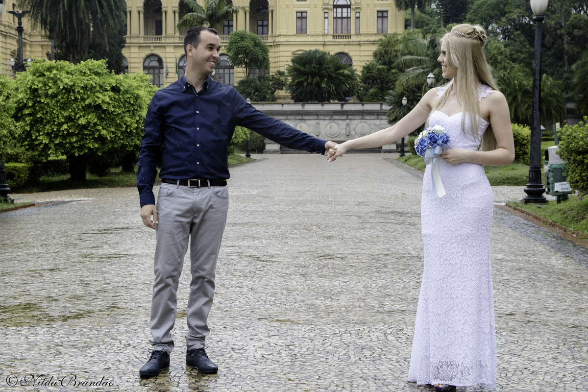 Ensaio de casal na chuva, parque da independencia SP