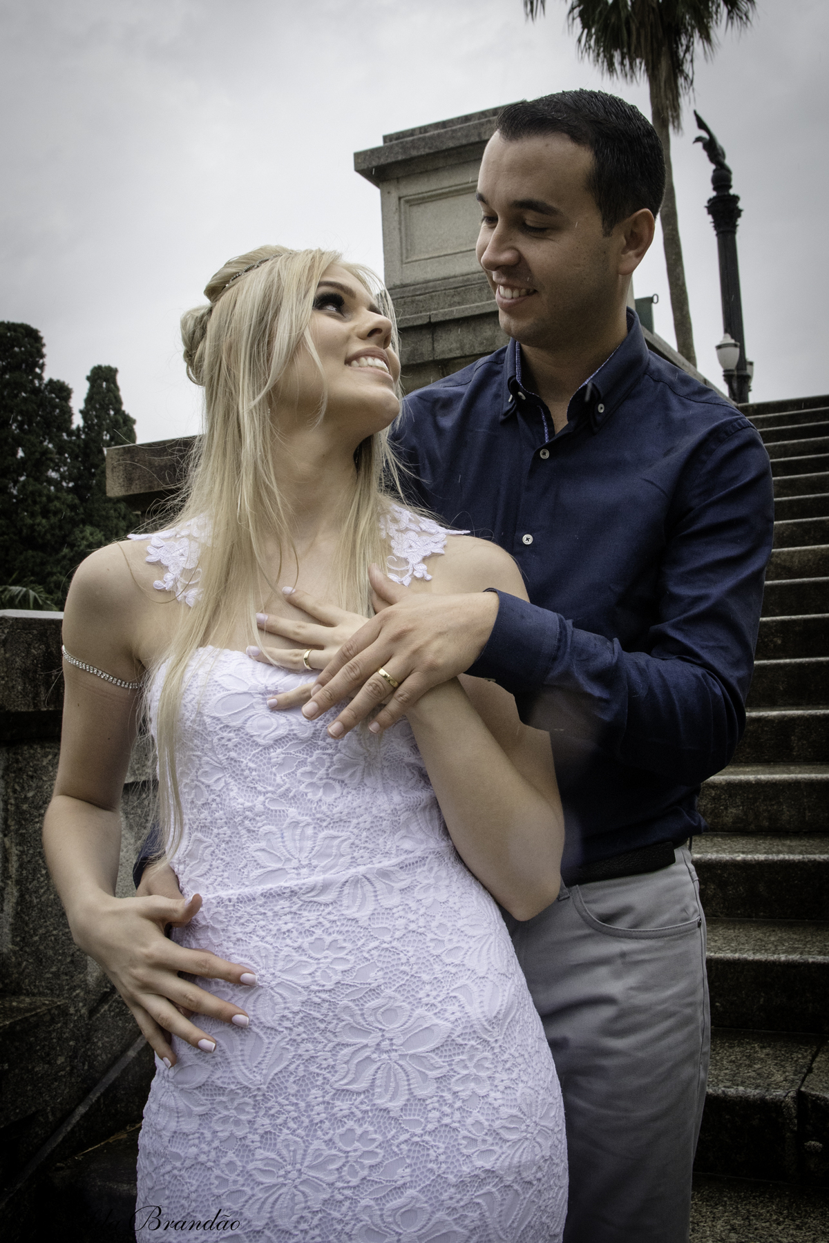 Noivos exibem as alianças no ensaio de casal, no Parque da independencia SP