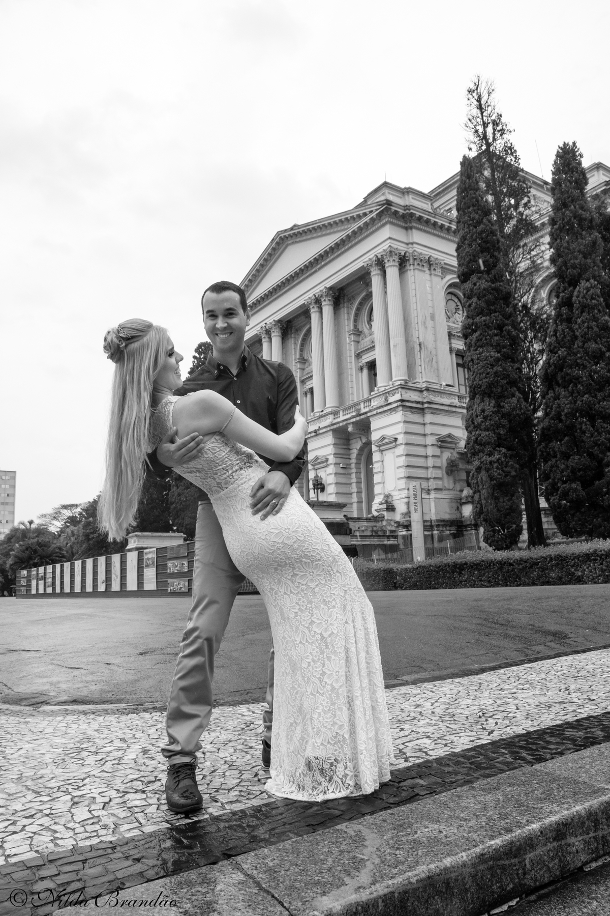 O Museu do Ipiranga foi o local escolhido para o casal recem casado fazer um lindo ensaio fotográfico. 
