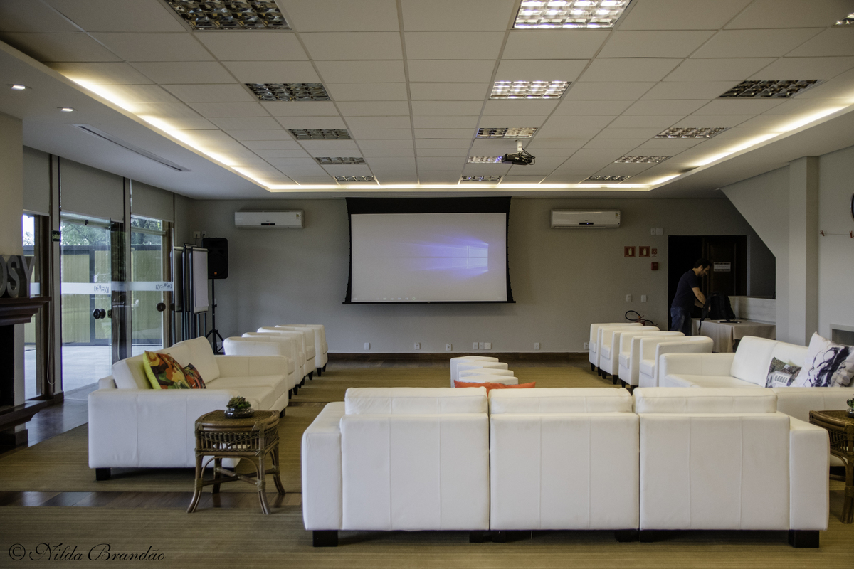 A sala está preparada para receber os empregados da empresa para a reunião anual