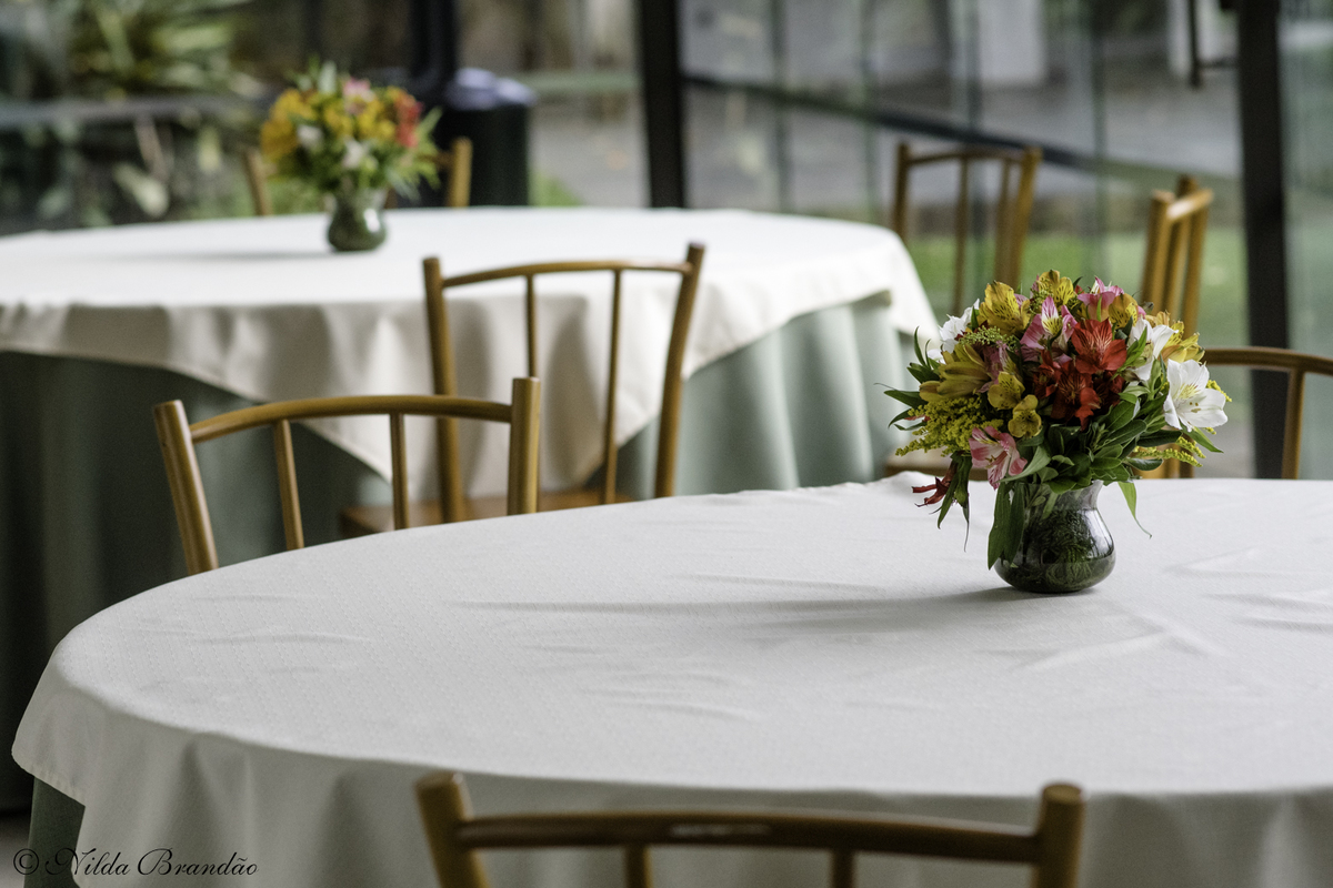 Mesa de almoço ao ar livre, tem coisa melhor? 