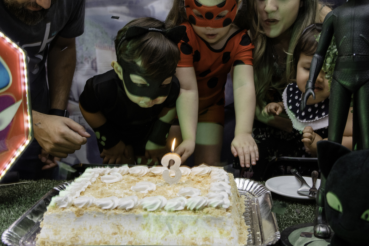Festa de aniversario de tres anos de menino, com o tema Cat Noir
