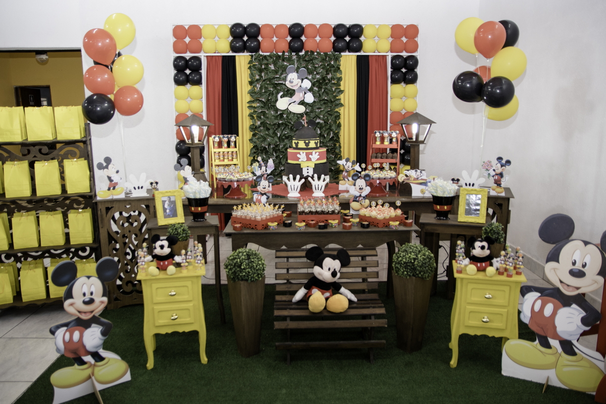 Festa de aniversario de um ano, com tema Mickey, detalhe do enfeite da mesa do bolo