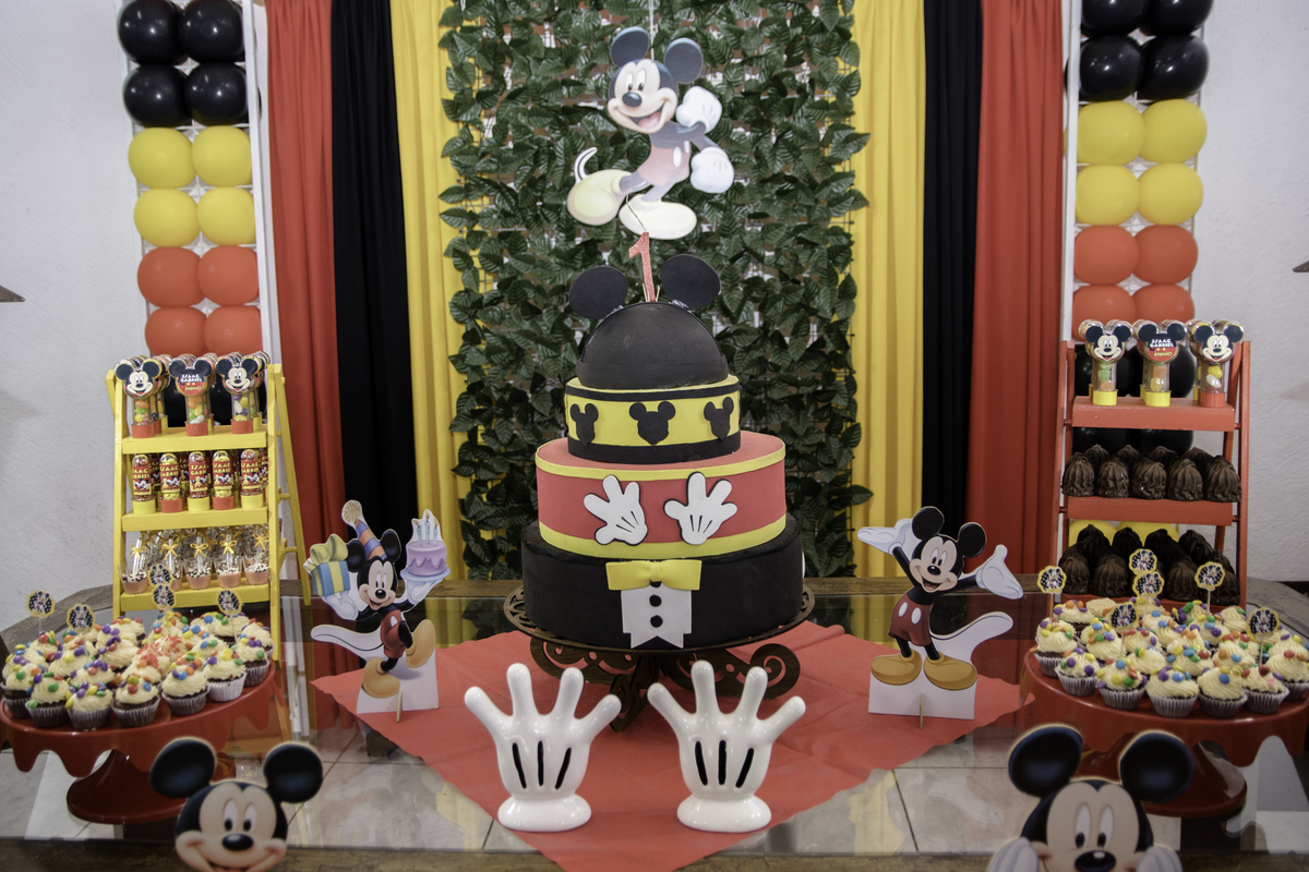 Festa de aniversario de um ano, com tema Mickey, detalhe do bolo