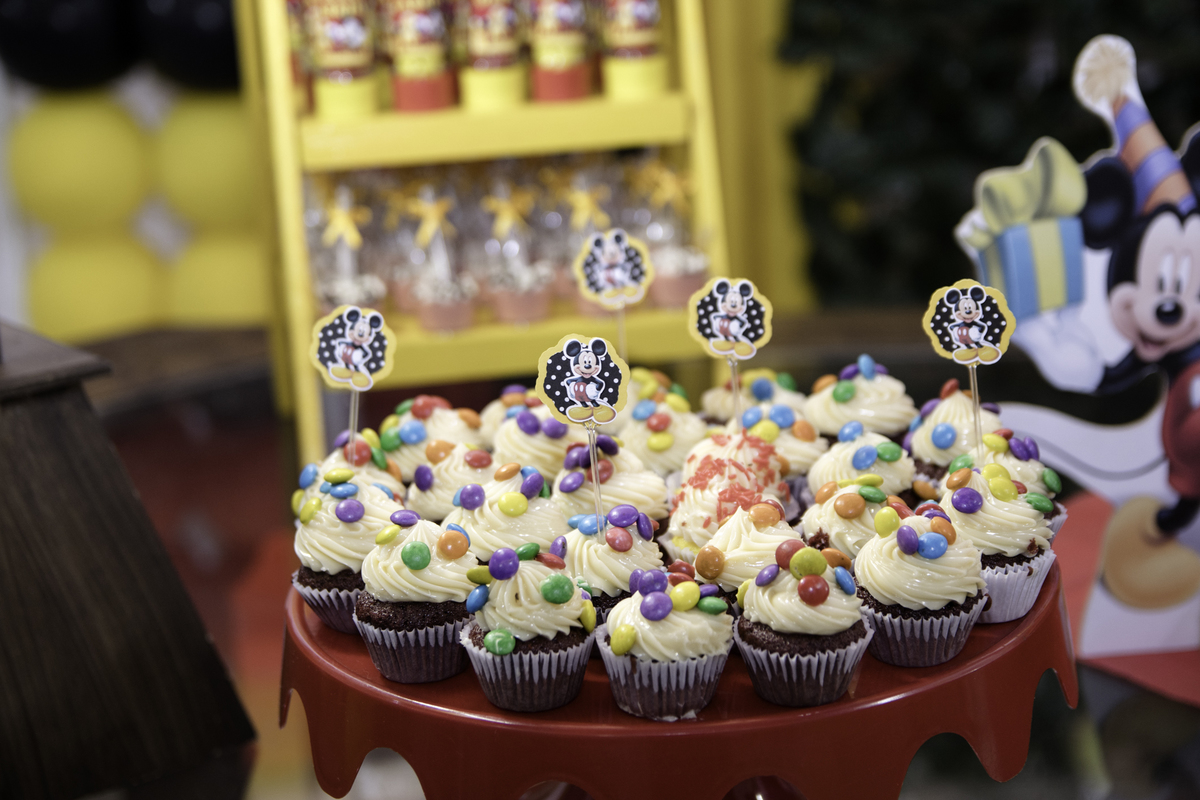 Festa de aniversario de um ano, com tema Mickey, cupcakes