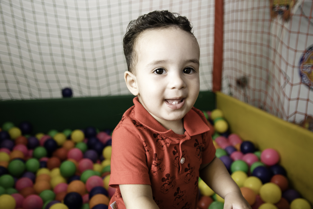 Festa de aniversario de um ano, com tema Mickey, que sorriso tímido 