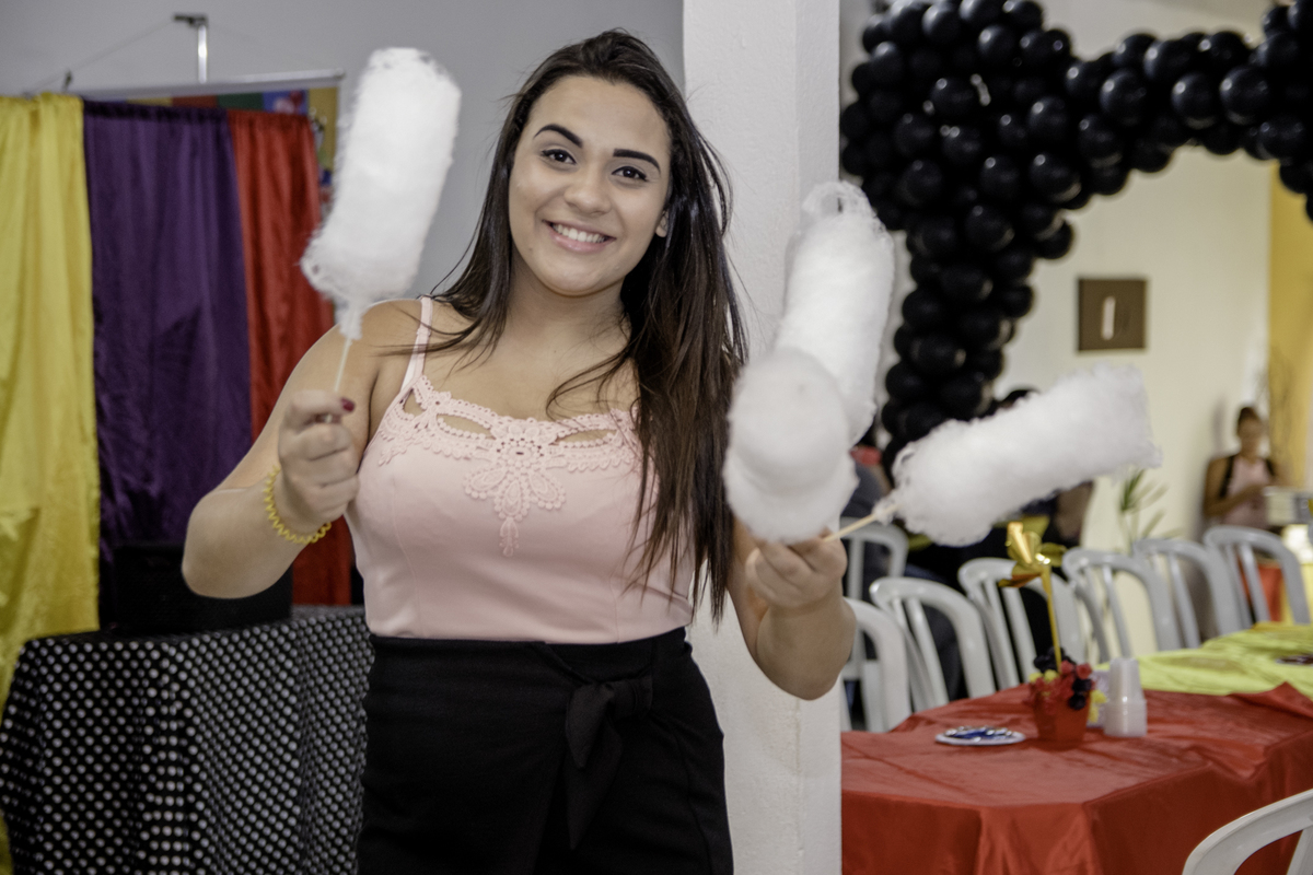 Festa de aniversario de um ano, com tema Mickey, quer algodão doce? 