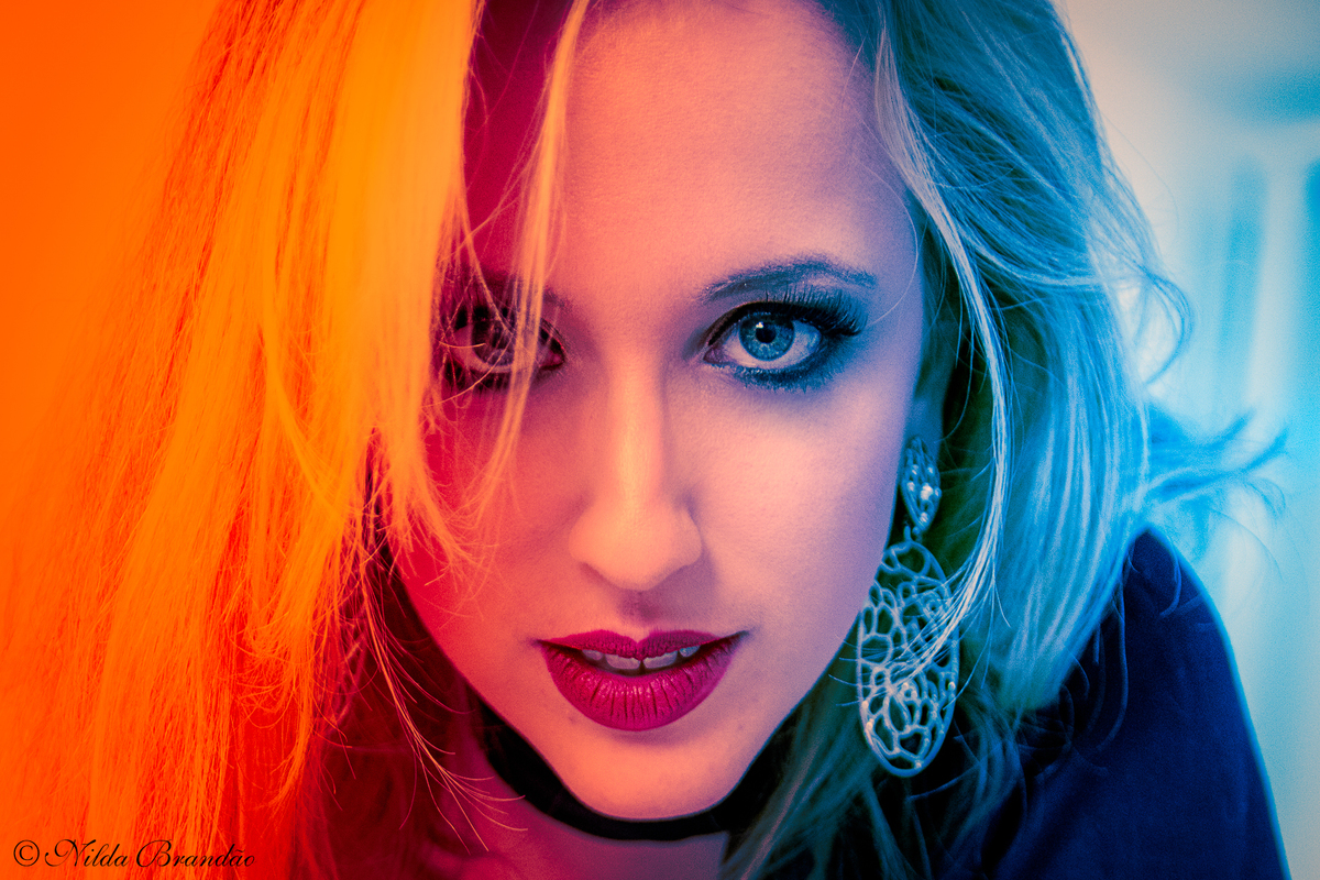 Ensaio sensual, realçando a beleza feminina. Porque todas as mulheres são lindas, algumas apenas não acreditam nisso. 
Brincando com o Photoshop, a vida é curta demais para uma unica cor. 