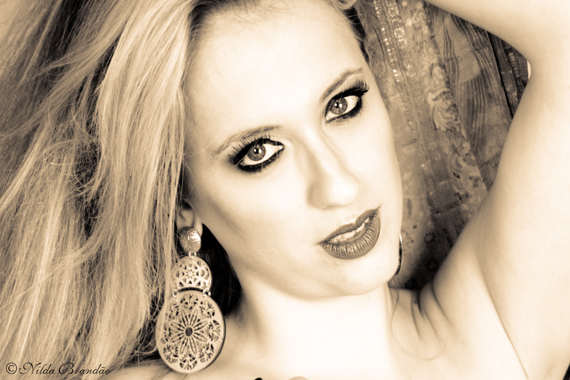 Ensaio sensual, realçando a beleza feminina. Porque todas as mulheres são lindas, algumas apenas não acreditam nisso. 