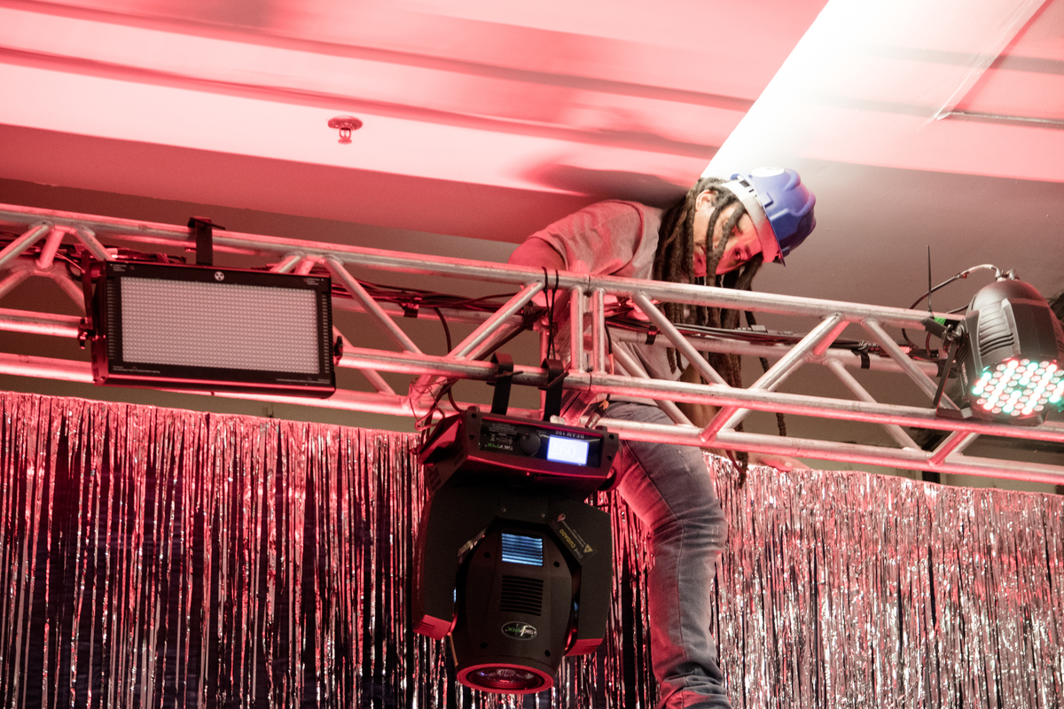 trabalhador arrumando os ultimos detalhes da decoração 