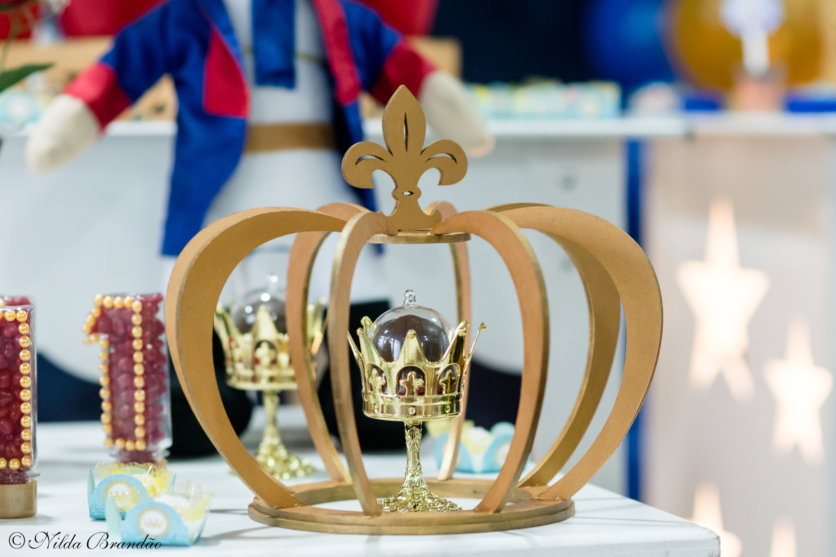 Não podia faltar a coroa do Principe né? Tema O Pequeno principe na festa do Lucca