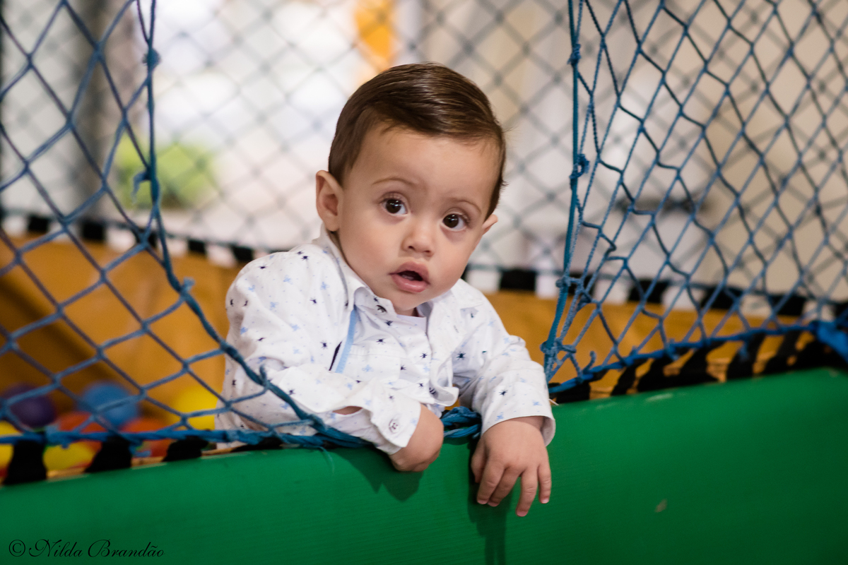 Que olha curioso desse menino lindo brincando na piscina de bolinha. 