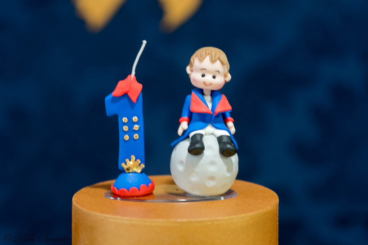 Detalhe da velinha do bolo no aniversario de um ano. 