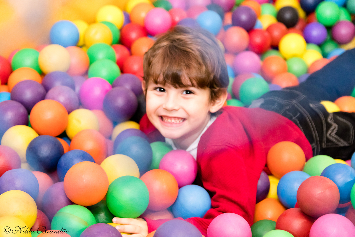 Brincando a piscina de bolinhas
