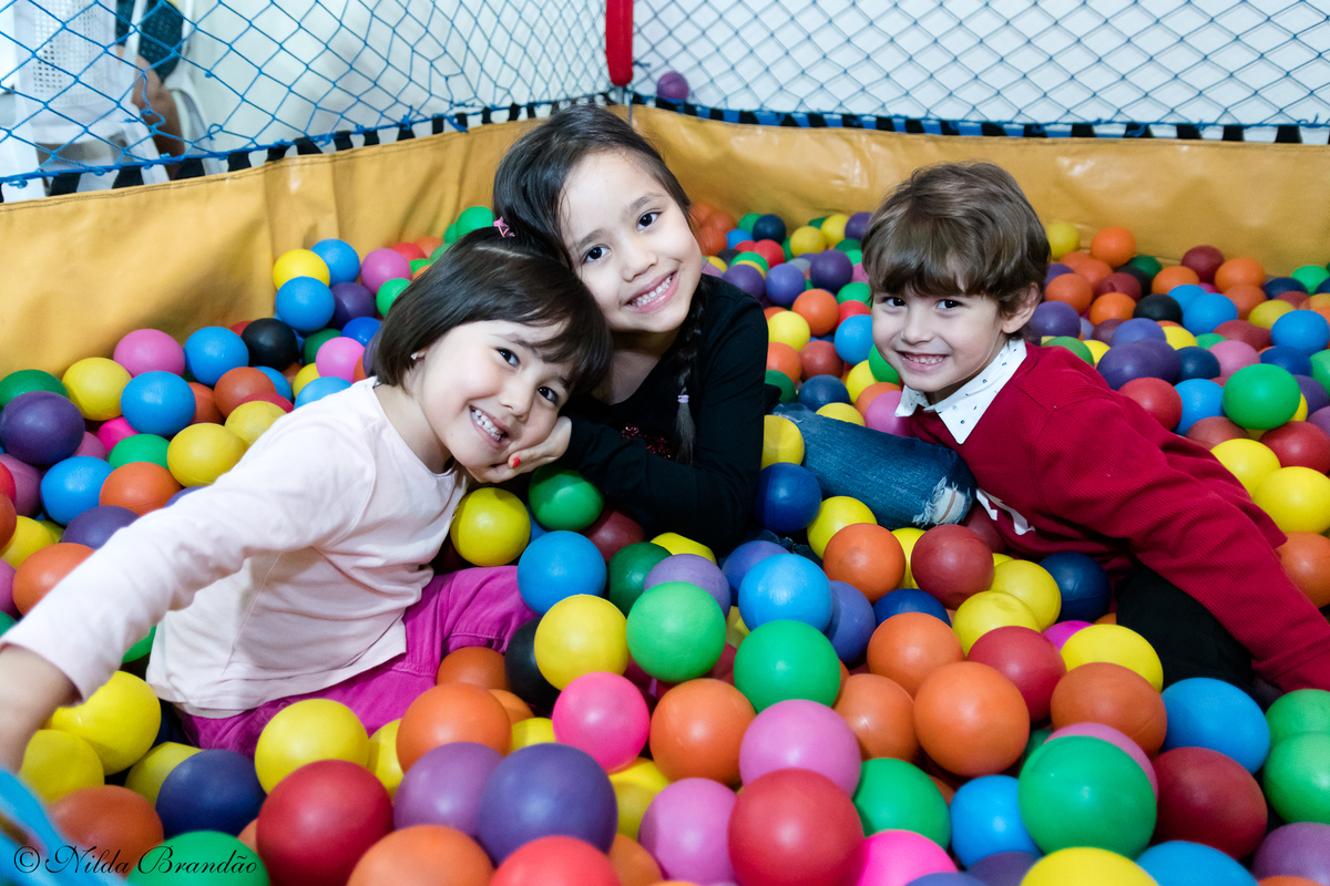 Brincando a piscina de bolinhas
