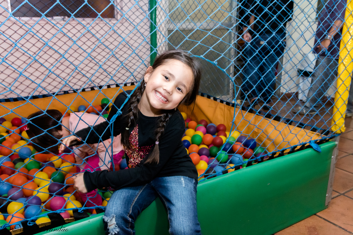 Brincando a piscina de bolinhas