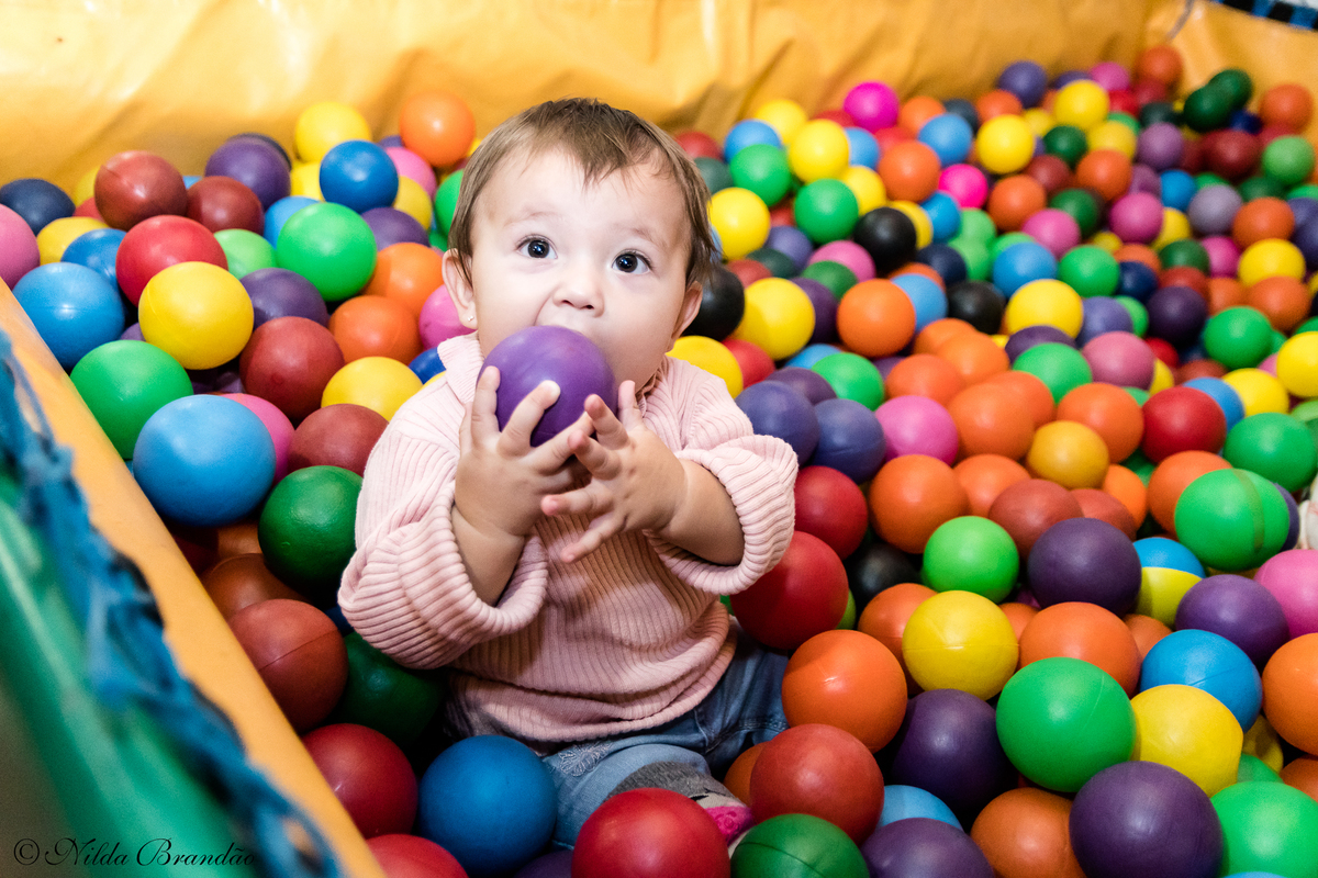 Brincando a piscina de bolinhas