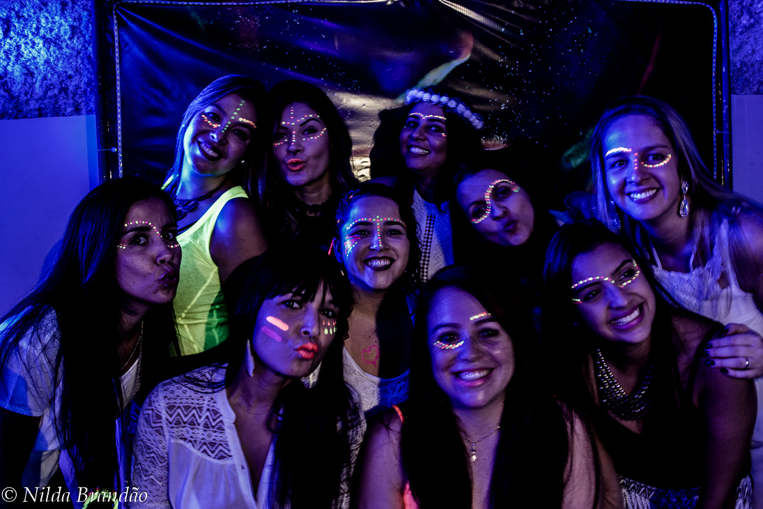 Todos maquiados com tinta fluorescente para brilhar na festa de neon