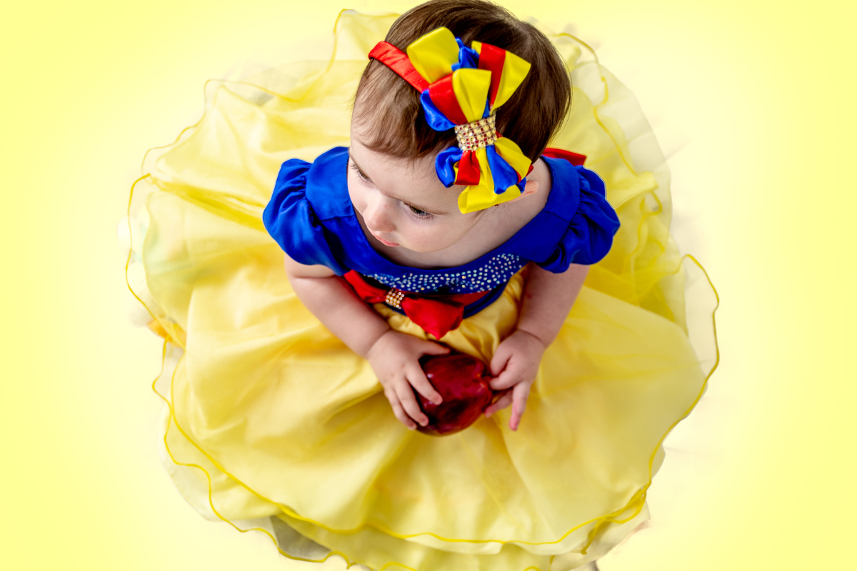 Juntar mundo do faz de conta em fotografias de estudio, ensaio infantil lúdico e encantador, com tema da Branca de neve. 