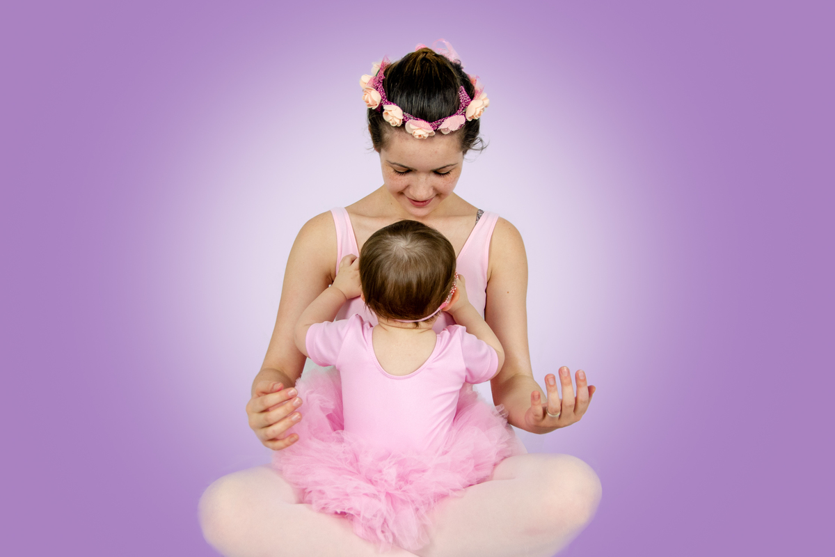 Juntar mundo do faz de conta em fotografias de estudio, ensaio infantil lúdico e encantador, em ensaio mãe e filha bailarinas. 