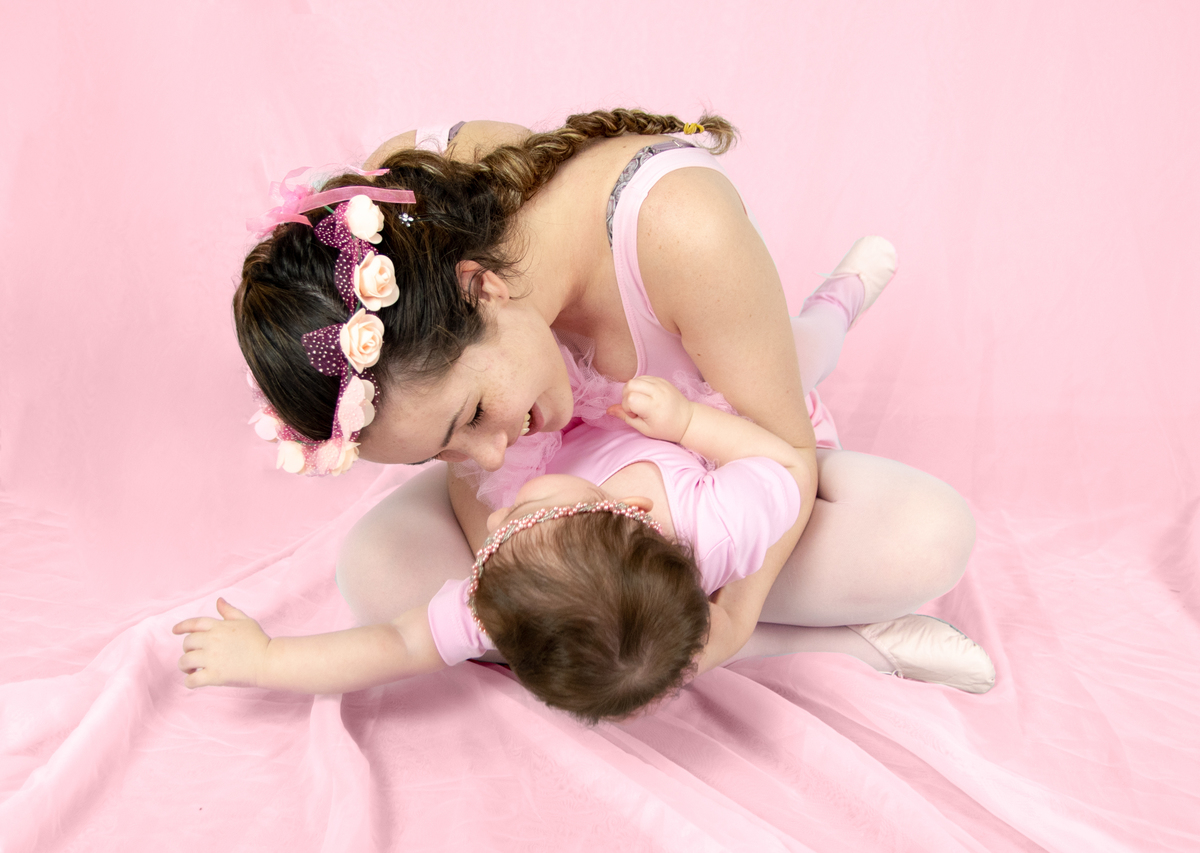 Juntar mundo do faz de conta em fotografias de estudio, ensaio infantil lúdico e encantador, em ensaio mãe e filha bailarinas.