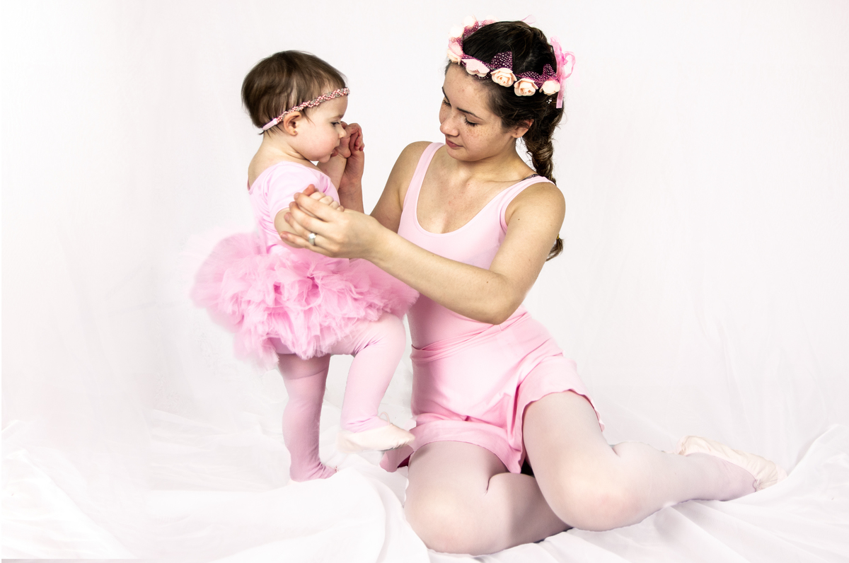 Juntar mundo do faz de conta em fotografias de estudio, ensaio infantil lúdico e encantador, em ensaio mãe e filha bailarinas.
