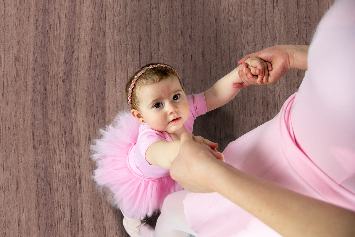 Juntar mundo do faz de conta em fotografias de estudio, ensaio infantil lúdico e encantador, em ensaio mãe e filha bailarinas.