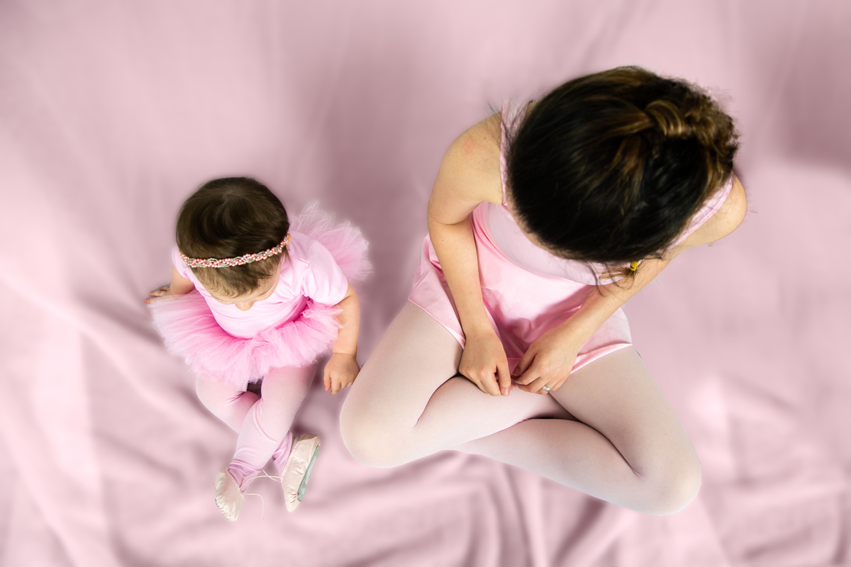 Juntar mundo do faz de conta em fotografias de estudio, ensaio infantil lúdico e encantador, em ensaio mãe e filha bailarinas.