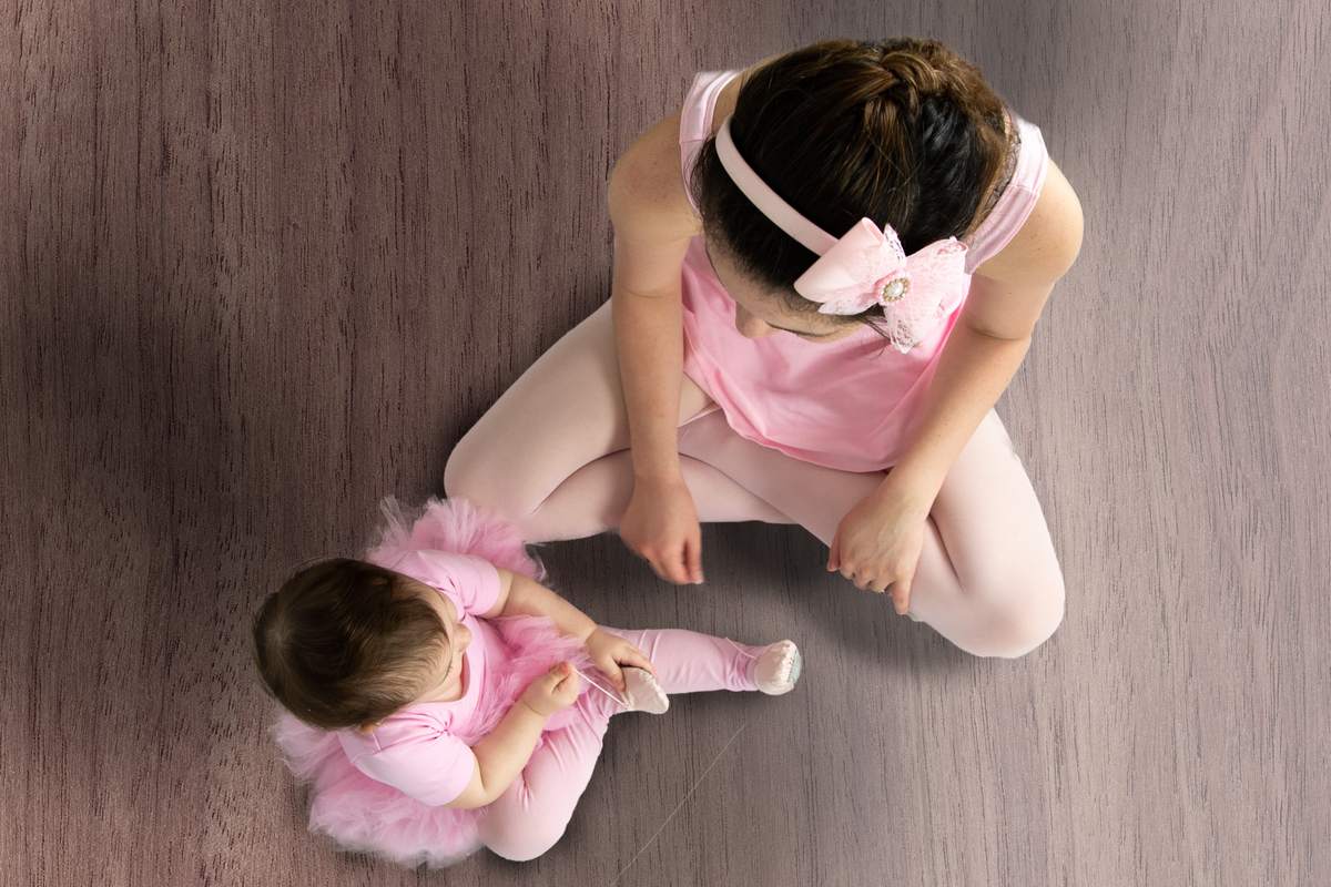 Juntar mundo do faz de conta em fotografias de estudio, ensaio infantil lúdico e encantador, em ensaio mãe e filha bailarinas.