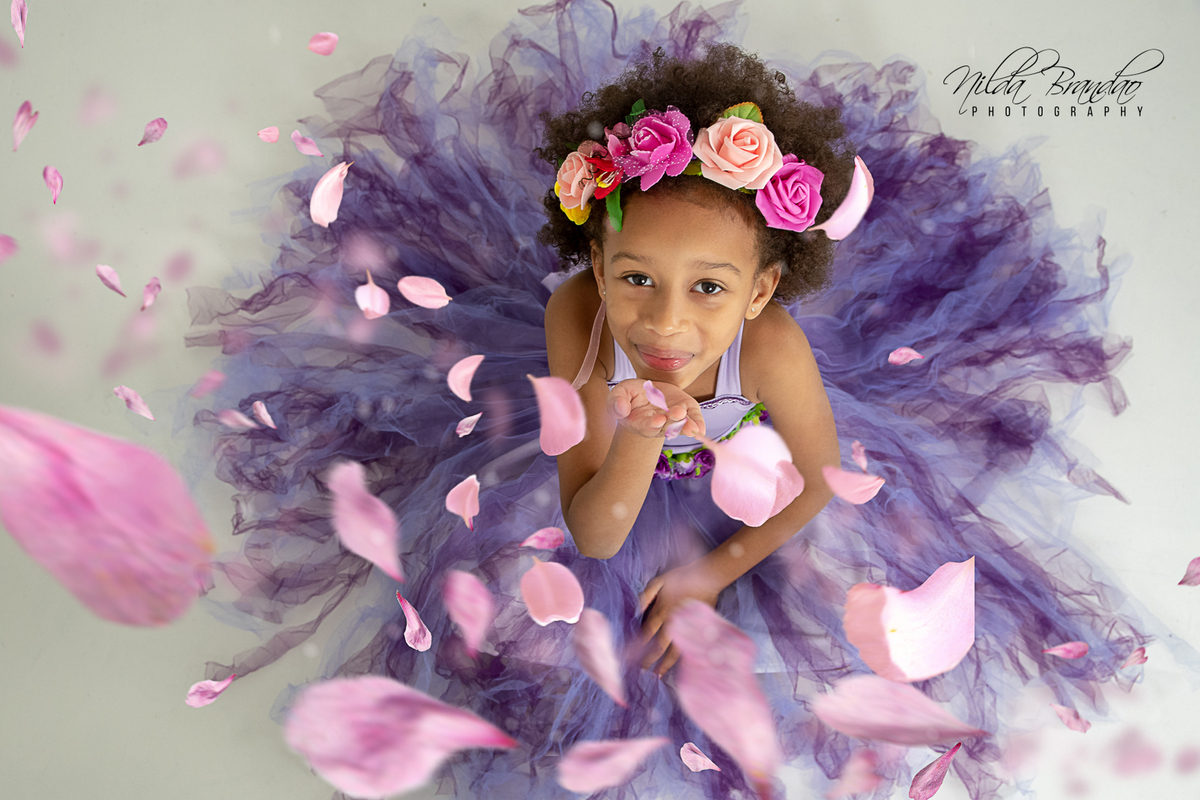 Ensaio fotográfico infantil lúdico, cheio de magia e encantamento, com fadas, princesas e faz de conta. 