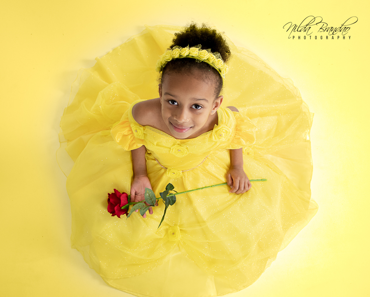 Ensaio fotográfico infantil lúdico, cheio de magia e encantamento, com fadas, princesas e faz de conta. 