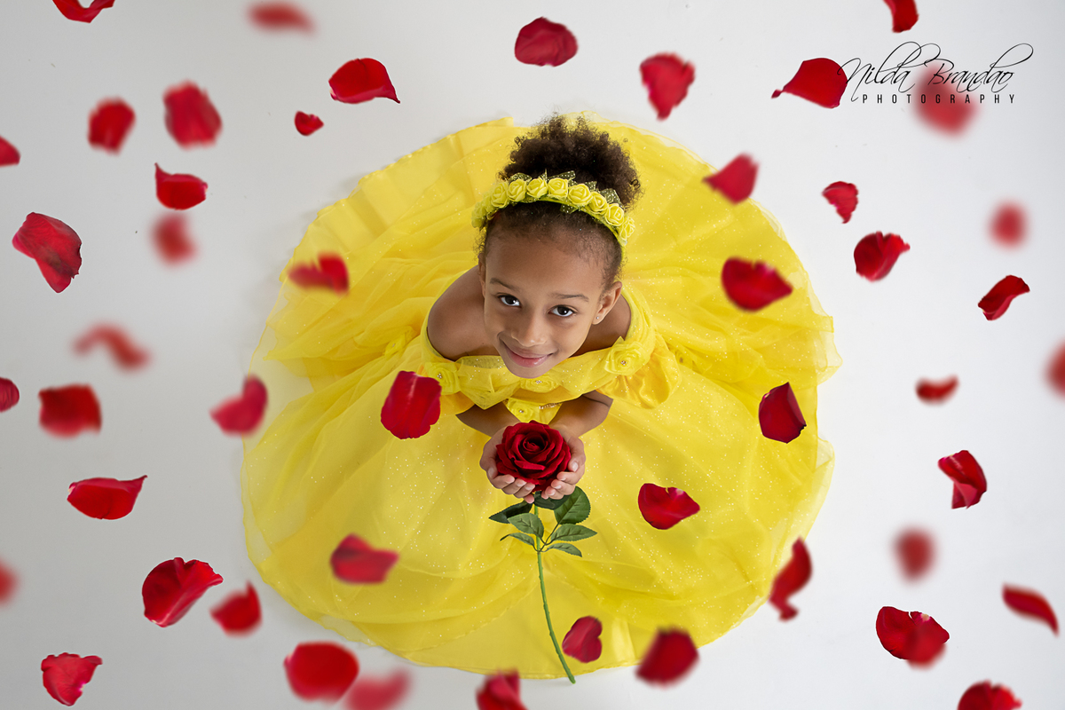 Ensaio fotográfico infantil lúdico, cheio de magia e encantamento, com fadas, princesas e faz de conta. 