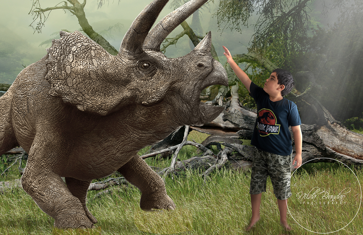 Ensaio fotográfico jurássico.
Tentando fazer carinho num dinossauro. Jurassic World